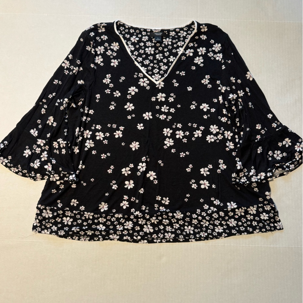 Black and white flair sleeve soft V neck shirt size large